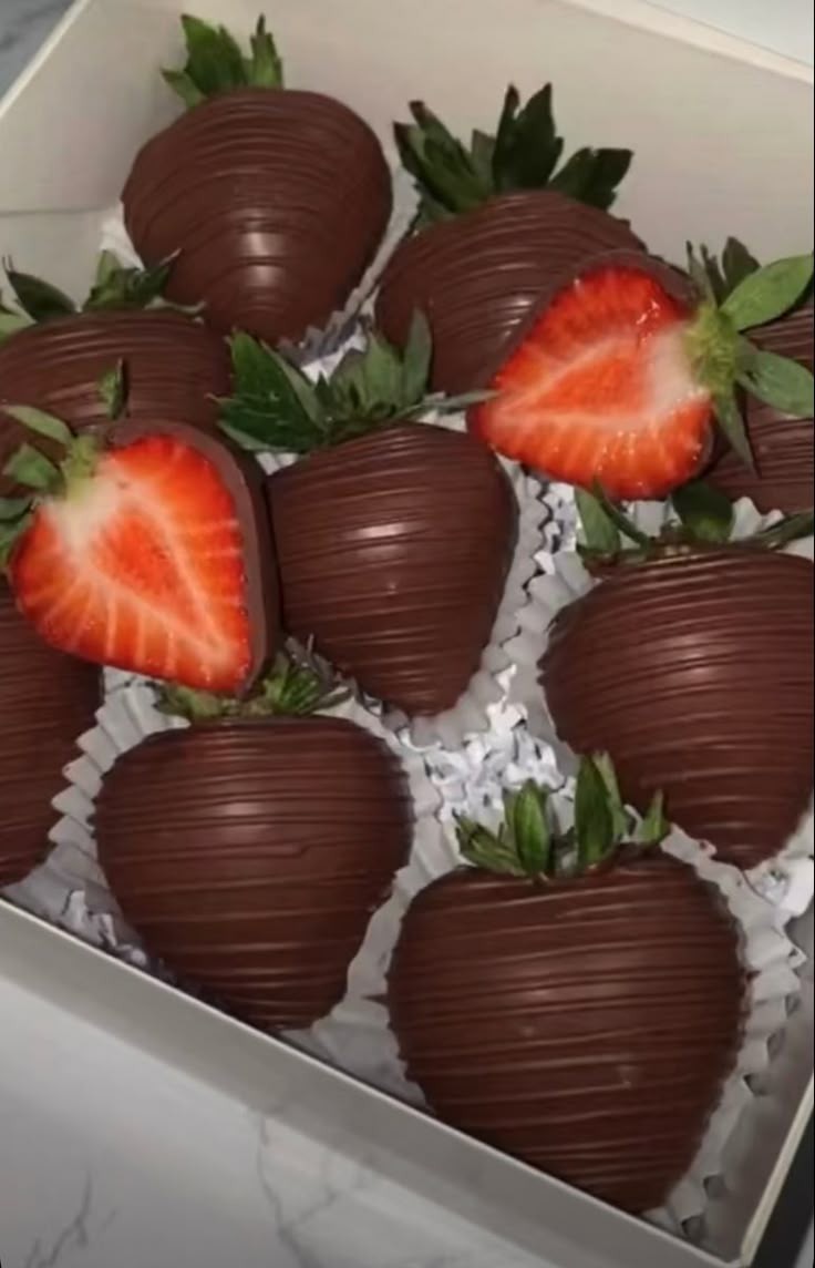 bakeryyume's tweet photo. ⎯        ¡Pedido en marcha!    𖹭
ᅠᅠᅠ  (ᴗ͈⸝⸝ᴗ͈)　   . . .　   📨

𝜗 × Fresas bañadas en chocolate.

ᅠᅠᅠᅠ⌣ㅤde﹕Sans
ᅠᅠᅠᅠ⌣ㅤpara﹕ @pistachesnya

¡También hay un mensaje!

"Me encantas, Fer. Cada día me enamoras más. <3" https://t.co/rKZYvpb19K