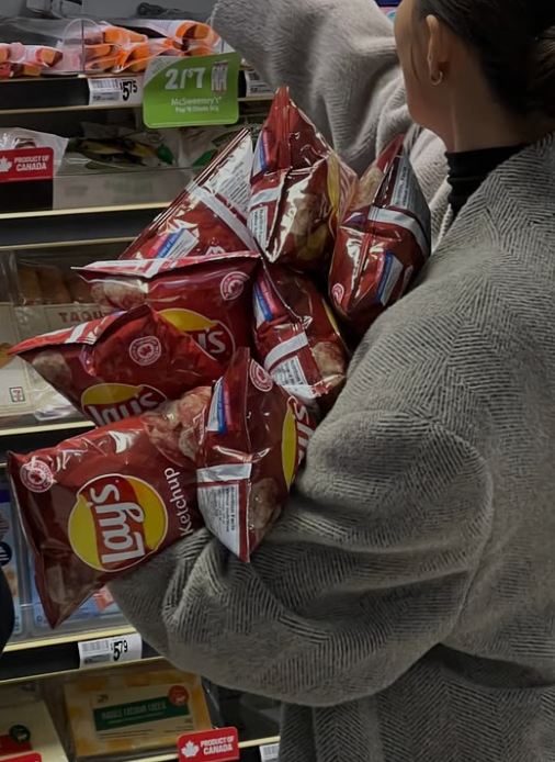 cikookcikook's tweet photo. hwasa and her tomato chips pregnancy 

icon https://t.co/LLtv5q1KCS