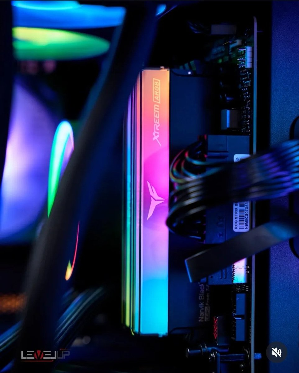 Unser T-FORCE XTREEM ARGB ist da wenn es heißt "time to shine" 

📷@levelupgamingtech 

#pcbuild #pcbuilds #gamingpc #custompcbuild #pcmasterrace #pcmr #pcgamingsetup #pcsetups #gaminggear #gamerpc #pcgaming #battlestation  #pcmr #pcmod #gaming #teamforce #teamgroup #TFORCE