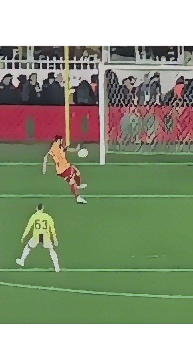 Kaan Ayhan topla bilinçli olarak oynuyor. Kurala göre oyuncunun bilinçli olarak oynadığı top kendi eline geldiğinde oyun devam eder çünkü oyuncunun kendi topuna bariyer olma gibi bir amacı olamaz.
#FBvGS