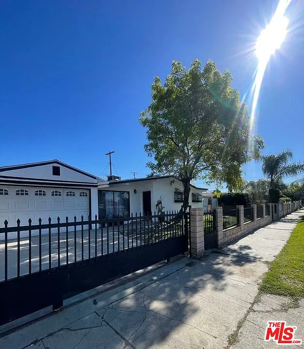 albertmoya_'s tweet photo. 🏡 Casa en Pacoima, CA
📍 11216 Norris Ave | 💵 $749,000
🛏 4 dormitorios | 🛁 2 baños | ☀️ Paneles solares ¡pagados!
✨ Sala luminosa + cocina moderna perfecta para disfrutar en familia 👨‍👩‍👧‍👦
📍 Ubicación ideal cerca de parques y tiendas 🛒🌳

#Pacoima #CasaEnVenta https://t.co/IFL75W5uB6