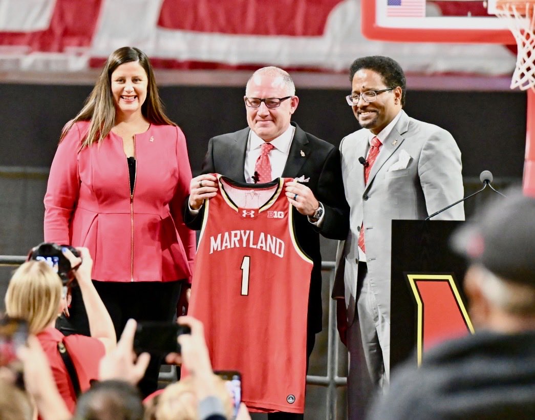 JYash's tweet photo. University of Maryland welcomes new ⁦@TerrapinHoops⁩ head coach Buzz Williams. (jersey and podium pics by ⁦@Photoloaf⁩) https://t.co/edviDuW8CO