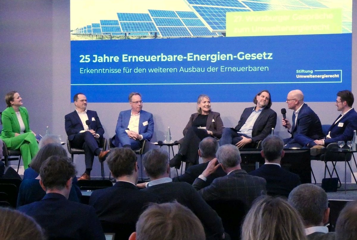 Am 1. April 2000 trat das Erneuerbare-Energien-Gesetz (EEG) in Kraft. 25 Jahren später ist der Anteil der Erneuerbaren bald 60 %. Zeit, Bilanz zu ziehen und nach vorne zu schauen. Tolle Veranstaltung der Stiftung Umweltenergierecht <a href="/Stiftung_UER/">Stiftung Umweltenergierecht</a> stiftung-umweltenergierecht.de/veranstaltunge…