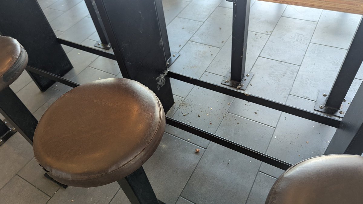 zavod44's tweet photo. Went to Chipotle @ChipotleTweets the other day and the restaurant was filthy, went back today in the chipotlane and they forgot to put lettuce in my salad bowl, none whatsoever #RollingmeadowsIllinois https://t.co/lFTJ1EsrEJ