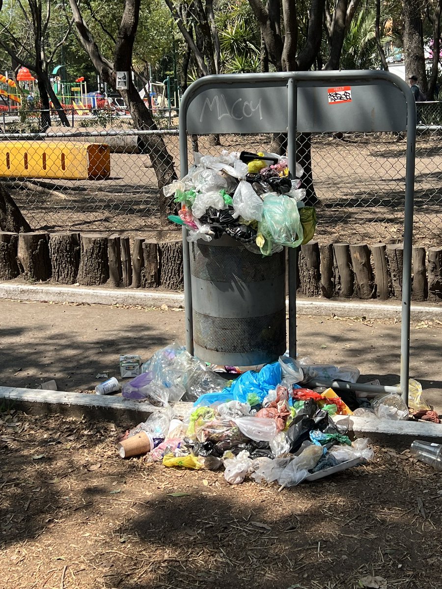 rymcuevas's tweet photo. @TlalpanVecinos @TlalpanAl @DanyAlvarezca @ParqCuauhtemoc @Gabyosoriohdz Parque Cuauhtemoc Col. Toriello Guerra nuevamente sin recolección de basura. Una falta de respeto para todos los vecinos. Adultos mayores ejercitándose a un lado del basurero. https://t.co/KrGpr4mB35
