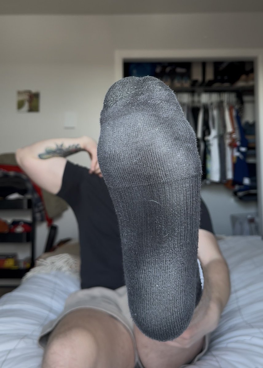 SwitchFootKing's tweet photo. stinky pits or stinky socks? 
either way you’re huffing both, loser🤣 https://t.co/zePRQFko2b