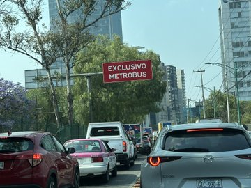 CorresponsalsMX's tweet photo. CAOS EN #CDMX
OJO #PRECAUCIÓNVIAL #TRAFICOLENTO 🚗🚗🚦⚠️
este miércoles transportistas BLOQUEAN la avenida #InsurgentesSur y el #Eje6 Sur de la @BJAlcaldia
se ubica gente a la altura del no. 1080 en la col. Noche Buena.
Se dan como opciones la Av. Coyoacán y Av. Revolución.
Los inconformes son TRANSPORTISTAS PROCEDENTES DE #GUERRERO e #HIDALGO QUE EXIGEN AYUDA PARA RESTARURAR CAMINOS Y PUENTES AFECTADOS POR EL HURACAN JOHN.
hay cientos de vehículos varados, a ello se suma EL DOBLE HOY NO CIRCULA, lo cual ha mantenido a la ciudadania con molestia.
@SSC_CDMX
