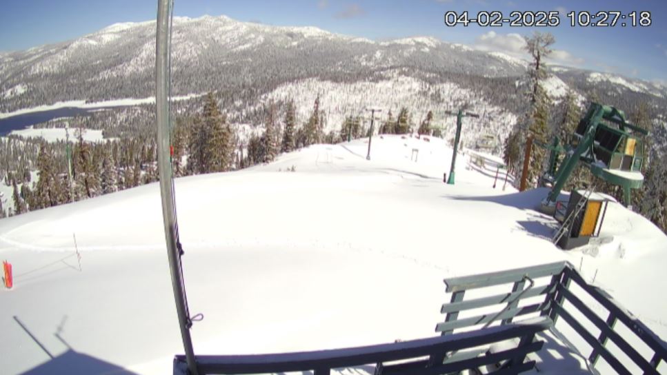 ReubenKSEE24's tweet photo. #SNOW Fresh snow covering China Peak Mountain Resort. Pictures from the ski resort's webcams this morning. They are reporting 10 to 14 inches of new snow in the past 24 hours. #CAWX #CASnow #Snow #SpringSnow #ChinaPeark #FresnoCounty #Sierra #SierraNevada #Mountains @KSEE24 https://t.co/MTjr8Z0lnp