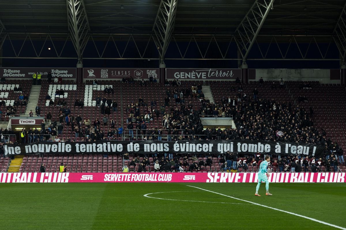 ultras1899_'s tweet image. Servette FC - Young Boys Berne #ultras #ServetteFC #sectiongrenat #sg88 #LPM #SFC #SFCYBB Banderole déployée dans la Tribune Est (01.04.25)