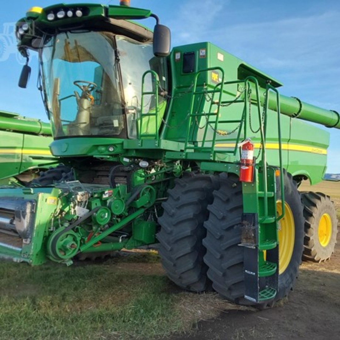 TractorHouse's tweet image. These two 𝟐𝟎𝟏𝟖 𝐉𝐎𝐇𝐍 𝐃𝐄𝐄𝐑𝐄 𝐒𝟕𝟖𝟎 Combines are for sale on #TractorHouse! 

💰$295, 000-- includes 640FD head
✨Great Condition 
💪ProDrive Transmission 
🔗ow.ly/AnZY50Vths7
🔗ow.ly/hNUy50Vths9

#Combines #FarmEquipment