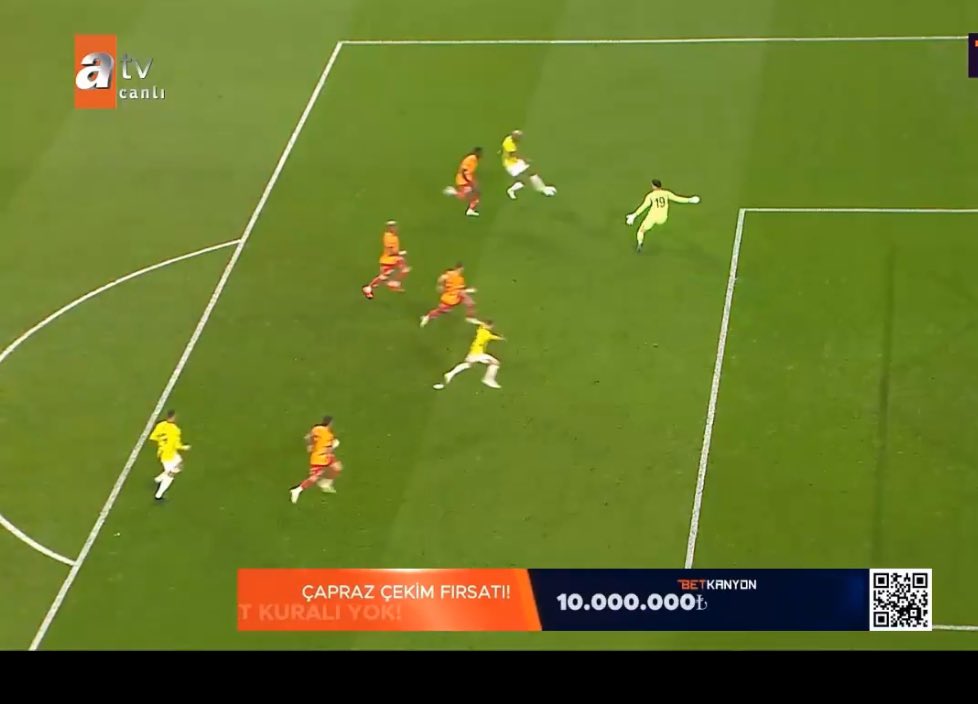 mratagts's tweet photo. #FBvGS  #OFSAYT tertemiz gol,  arka açıdan görüntüleri gösterip 1 m ofsayt gösteriyorlar.  Yapıcılar sizi https://t.co/Cv2FAncn06