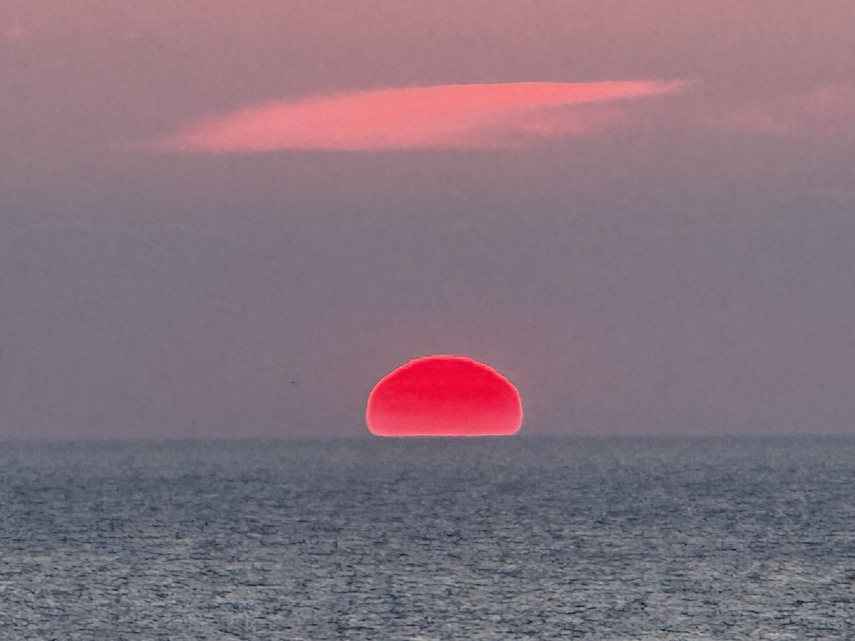 charleswestonmd's tweet photo. Sunset Boulevard in Newquay, Cornwall 2 April 2025 https://t.co/rkM5H6BY35