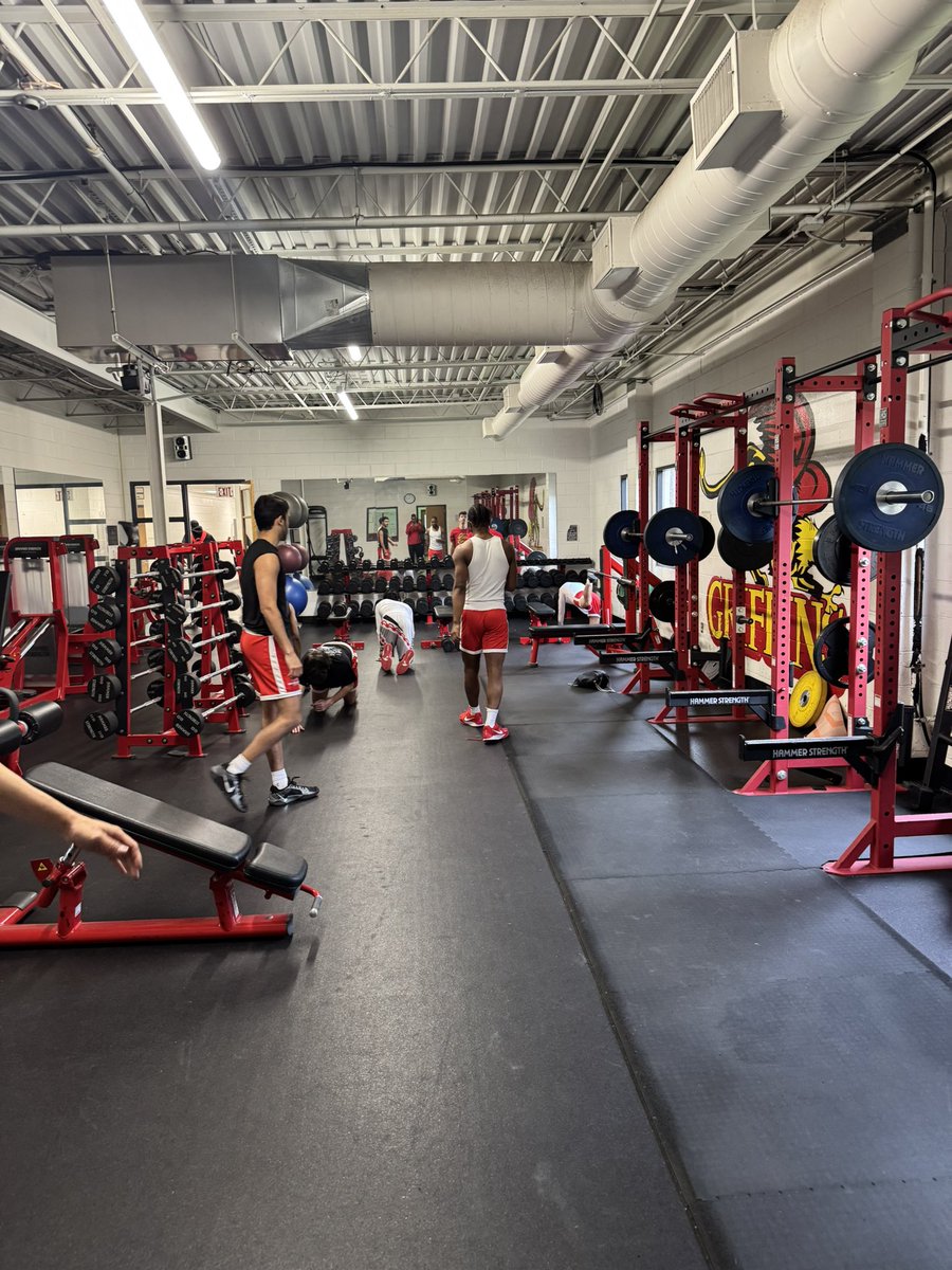 CoachBaron's tweet photo. Back at it again with @OverAchieveSS 

#CultureWins #MaxEffort #compete https://t.co/jtOmcPZV1O