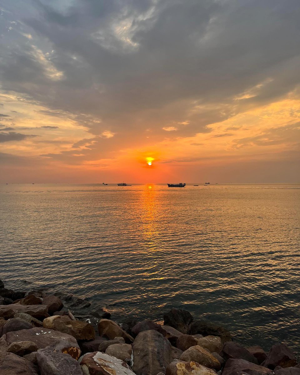 AdolphusH4050's tweet image. The sunset stole my wine and blushed across the sky.