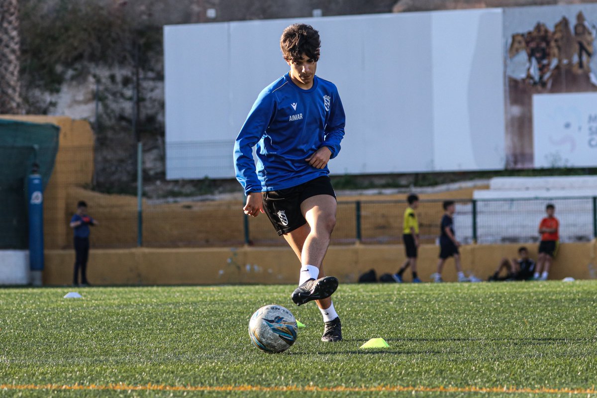 ⚽𝐉𝐎𝐑𝐍𝐀𝐃𝐀𝐒 𝐃𝐄 𝐓𝐄𝐂𝐍𝐈𝐅𝐈𝐂𝐀𝐂𝐈𝐎́𝐍📐

✅ Finalizada la primera sesión de tecnificación dirigida a nuestra #CanteraUDM. 

💪🤙 En la tarde de hoy hemos perfeccionado las habilidades de nuestros centrocampistas. 

ℹudmelilla.es/finalizada-la-…

#DeTodaLaVida