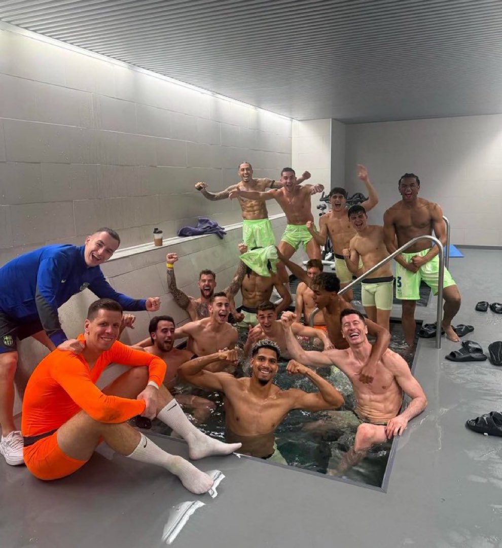 LA FAMILIA!!! 💙♥️💚

Pd: No hagáis zoom marranotes 😏😏 yo lo he hecho jajajaja