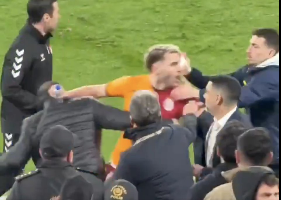 🔥 MERT HAKAN'IN KIRMIZI KARTI İPTAL OLMALI!

💥 Fenerbahçe yedek kulübesine saldırmak isteyen Barış Alper Yılmaz'ı tutarak olayların büyümesini engelleyen Mert Hakan Yandaş'a verilen kırmızı kart haksızdır! TFF görüntüleri inceleyip, Mert Hakan'a verilen kırmızıyı iptal etmeli!