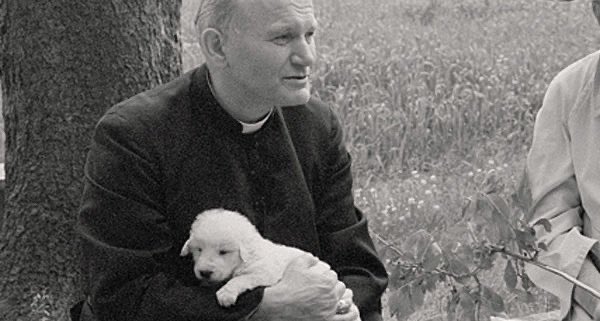 Dzisiaj całym 🩵wspominamy najwspanialszego z Polaków.
W naszym domu nieustannie jest obecny 🥹 na obrazach,w książkach, piosenkach,homiliach… Każdego dnia wspiera nas w małżeństwie, rodzicielstwie, relacjach międzyludzkich.