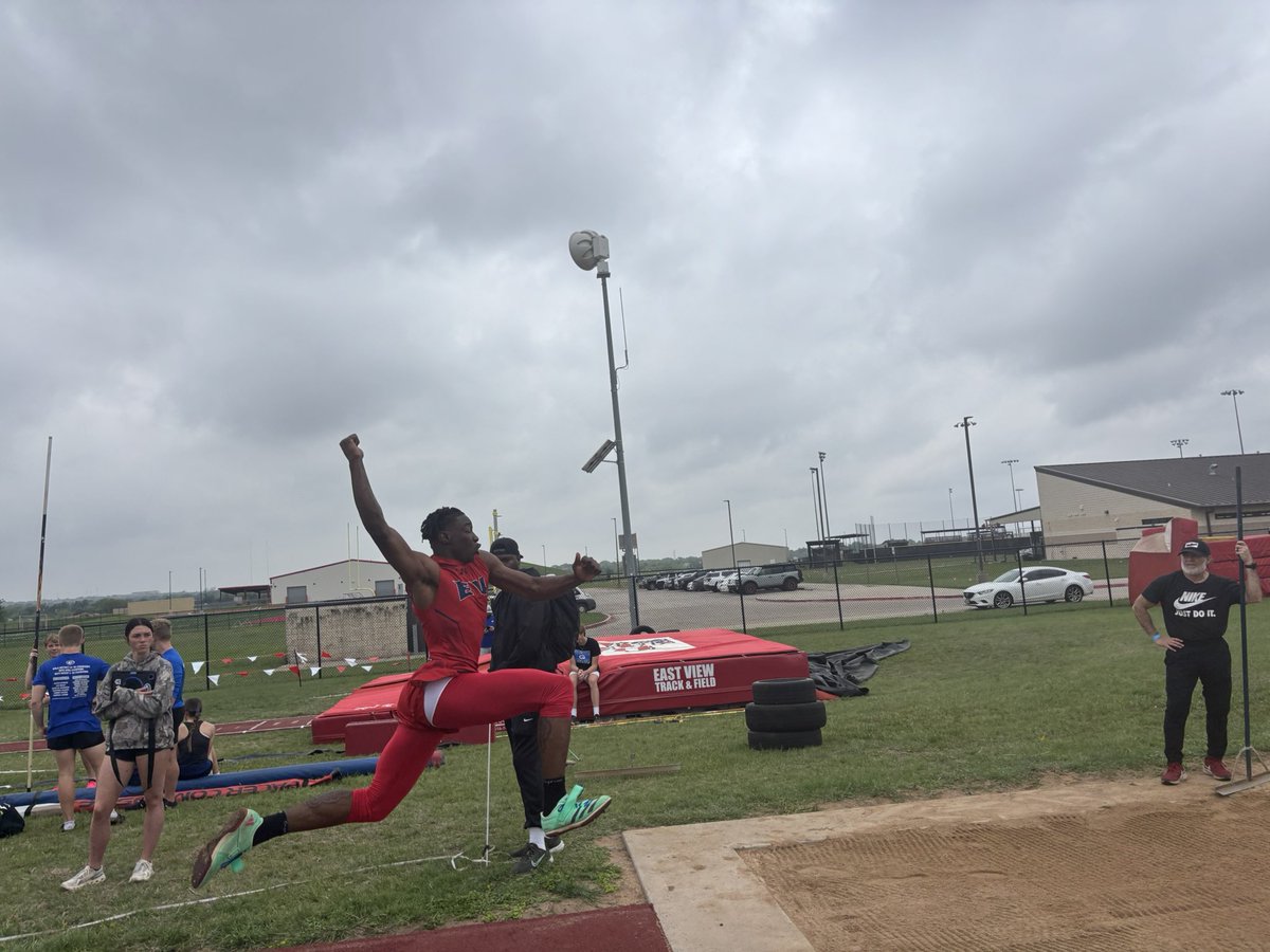 East View Boys Basketball (@ev_hoops) on Twitter photo Our guys are representing at the district track meet. Pictured are freshman Damian Calleja Medina in the high jump, sophomore <a href="/Vaanrobertson/">Van Robertson</a> discus and senior <a href="/tstar_baller/">Terrion Benson</a> in the Triple Jump.
Van won the JV in the shot and discus!
<a href="/EVPatTrack/">East View T&F</a> <a href="/EastViewHS/">East View HS</a> Our guys are representing at the district track meet. Pictured are freshman Damian Calleja Medina in the high jump, sophomore <a href="/Vaanrobertson/">Van Robertson</a> discus and senior <a href="/tstar_baller/">Terrion Benson</a> in the Triple Jump.
Van won the JV in the shot and discus!
<a href="/EVPatTrack/">East View T&F</a> <a href="/EastViewHS/">East View HS</a>