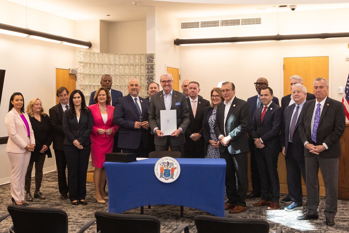 Sen. <a href="/HollySchepisi/">Sen. Holly Schepisi</a>’s bipartisan bill is now law, cracking down on organized retail theft and brazen "smash and grab" crimes, while enhancing public safety.

S-3587 increases penalties, targets stolen goods resale, combats gift card fraud, and protects retail workers.