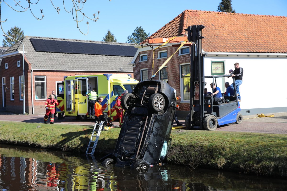 Man (70) overlijdt na auto te water raakt en ondersteboven belandt