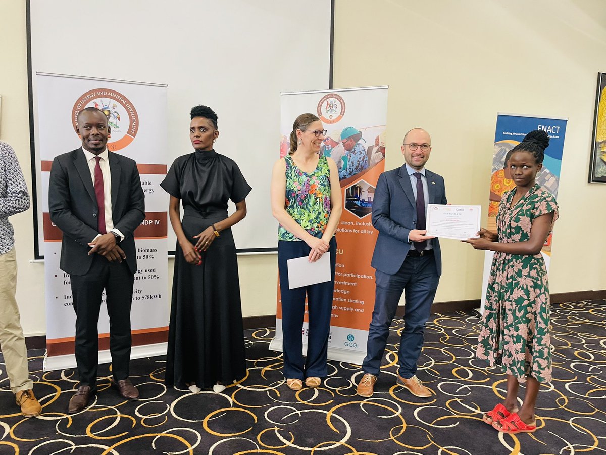 UKinUganda's tweet image. The @UKMECS programme continues to transform cooking methods in 🇺🇬, leading to cleaner, safer households.

Today, an award ceremony was held for technicians who have trained to repair #EPCs to support the smooth transition of e-cooking with #EPCs 

#CleanCooking
#GoFarGoTogether