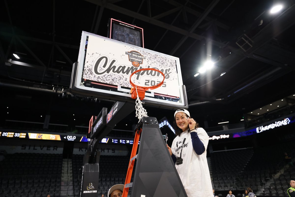 UC San Diego Health (@ucsdhealth) on Twitter photo Player to physician — Amy Leu, MD, has come full circle. 🏀 🩺
Leu, a former <a href="/UCSDtritons/">UC San Diego Tritons</a> basketball player, now serves as the team physician. Read as she shares insights on her role in supporting the Triton athletes throughout their historic journey. health.ucsd.edu/news/features/… Player to physician — Amy Leu, MD, has come full circle. 🏀 🩺
Leu, a former <a href="/UCSDtritons/">UC San Diego Tritons</a> basketball player, now serves as the team physician. Read as she shares insights on her role in supporting the Triton athletes throughout their historic journey. health.ucsd.edu/news/features/…