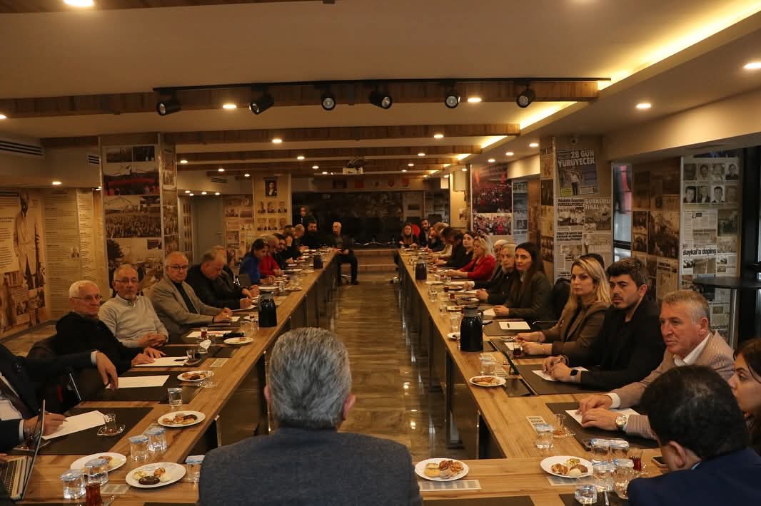 6 Nisan da yapılacak olağanüstü kurultayımız öncesi Bursa delegeleri olarak bir araya geldik.
Dün olduğu gibi bugünde Türkiye'nin 1. partisi genel başkanımız <a href="/eczozgurozel/">Özgür Özel</a> 'i destekleyeceğimi açıkça beyan ediyorum. Ülkedeki hukuksuzluğa Faşizme karşı genel başkanımın yanındayım.