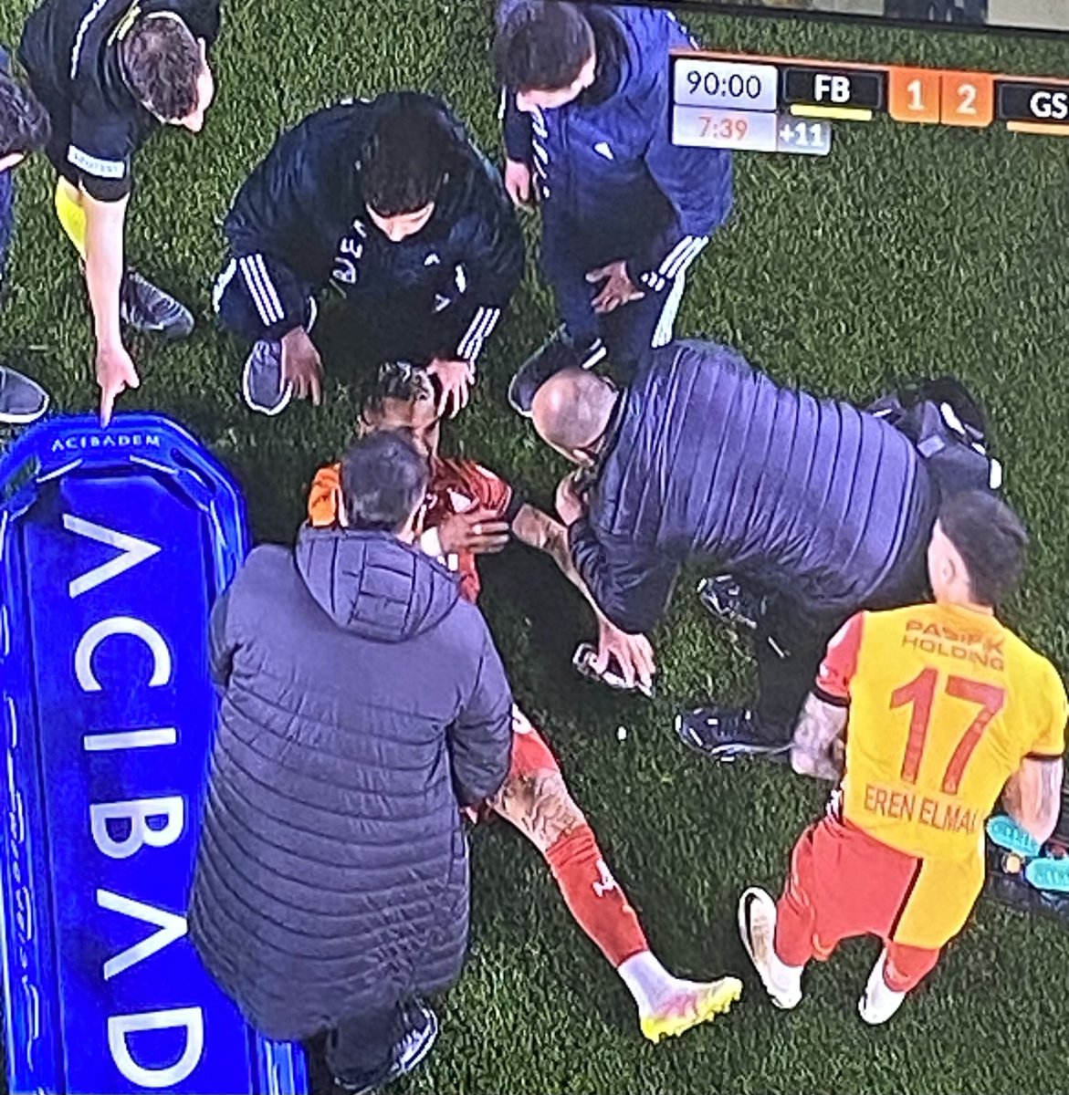 Son 30 dakikadır yerdesin saha kenarında kavgayla uzatma eritiyorsun..

Türk futbolunun utancısınız..

#FBvGS fenerbahçe galatasaray