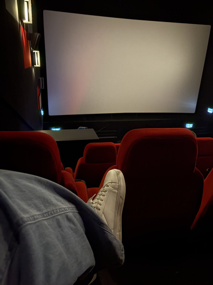 theempressagnes's tweet photo. Relaks w kinie? Oczywiście, że na wasz koszt. 🎬💸 Każda chwila mojej przyjemności to wasz obowiązek do opłacenia. Bilety, popcorn, picie – czas na zwrot, frajerzy. Bliki przyjmuję natychmiast. ⏳👠 https://t.co/JR0soFgVFO