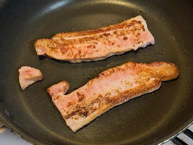 厚切りベーコン焼いてる 