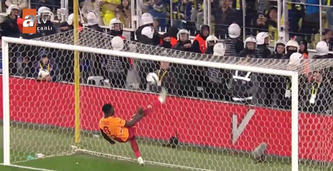 Bu nasıl müdahale inanılmaz Davidson Shachez 

Fenerbahçe - Galatasaray #FBvGS