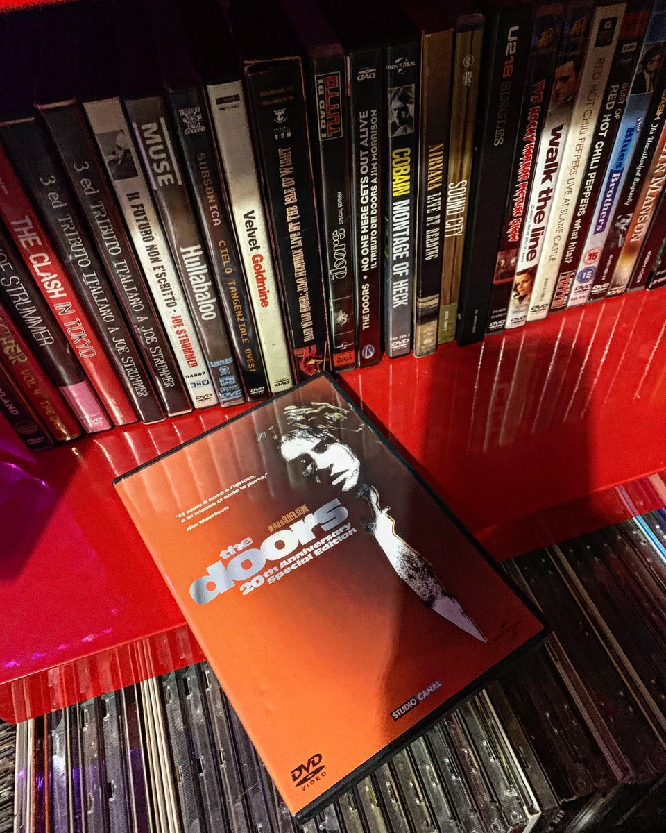 Stasera lo riguardo volentieri.
La versione di “The Doors - 20th Anniversary Edition” .
Non so quante volte l’ho visto, adoro i The Doors , in questo film ho sempre ritenuto l’interpretazione di #ValKilmer assolutamente magistrale.  Grande perdita.💔