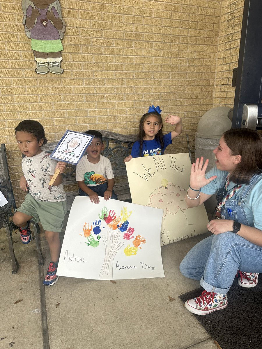 Beautiful way to celebrate Autism Awareness Day. Way to go <a href="/Carver_Cubs/">Carver Early Education Center</a> ! 🩵💙