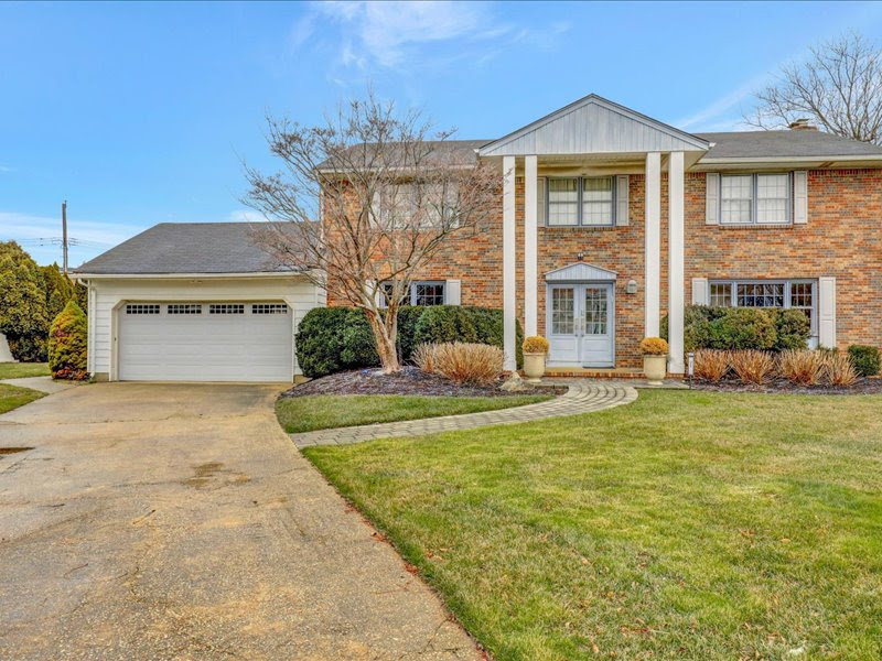 Summer or Year-Round Rental With Pool! 
21 Breakwater Ln, Long Branch, NJ 
Just Off Ocean Ave 
Near Lawrence Ave 
Perfect For Summer Or Year-Round Living  

For Faster Response, 
Please Text 
Adele Cohen 
732-996-3089 
@leventerealestate