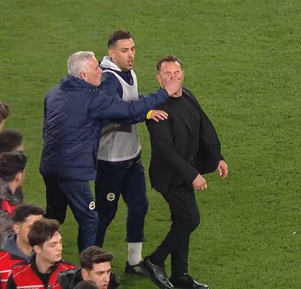 Okan Buruk, Türk futbol tarihinde burnunun sıkılması suretiyle kendini yere atarak sakatlanan ilk insan olarak yerini almıştır. İnanılır gibi değil gerçekten. Jose Mourinho’ya bu eylemden men cezası devşirmeye çalışanlar fazla ümitlenmesin, para cezası dahi verilmemelidir!