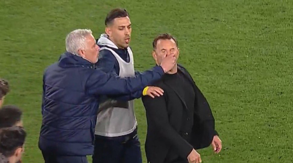 Sky Sport DE Spikeri: “Saha içinde takımı varlık gösteremeyen Jose Mourinho, maç sonunda yenilgiyi hazmedemedi. Kusura bakmayın ama arkadan saldırmak erkeklik değildir. Jose yine kendine yakışanı yaptı”