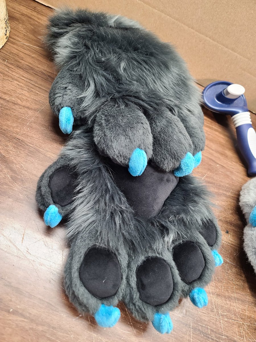 Ayyeee I suck at posting because I avoid social media for my mental health but have some handpawssss for a com I finally finished.