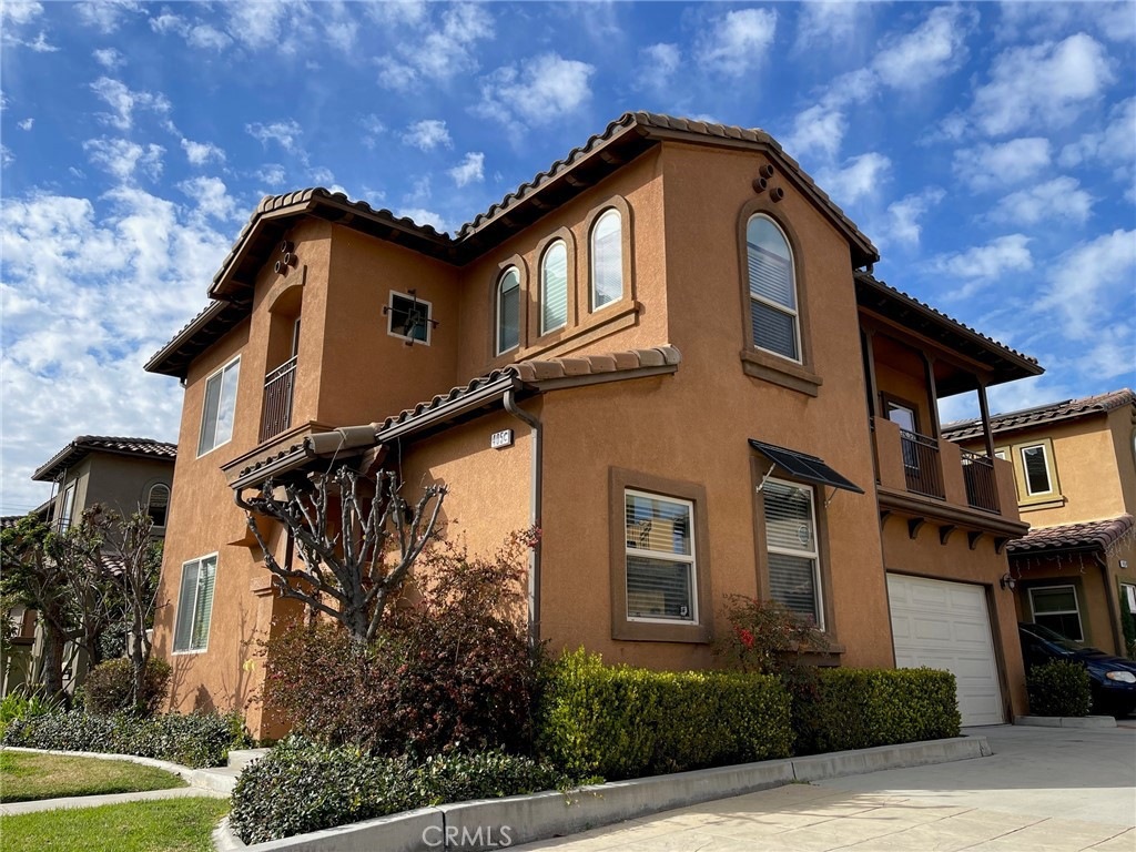 填表的陈女士，和她的“全新生活”

有人说，陈桂秋女士不过是到了美国后，生活所迫，靠帮傅希秋牧师和某些公司“填填表”维生。

说得轻描淡写，好像她是某位漂泊边缘的庇护者，一个不得已谋生的弱势者。

但我忍不住查了查。查完之后，我只剩一个词：荒唐。

第一层：她只是“填表的”？