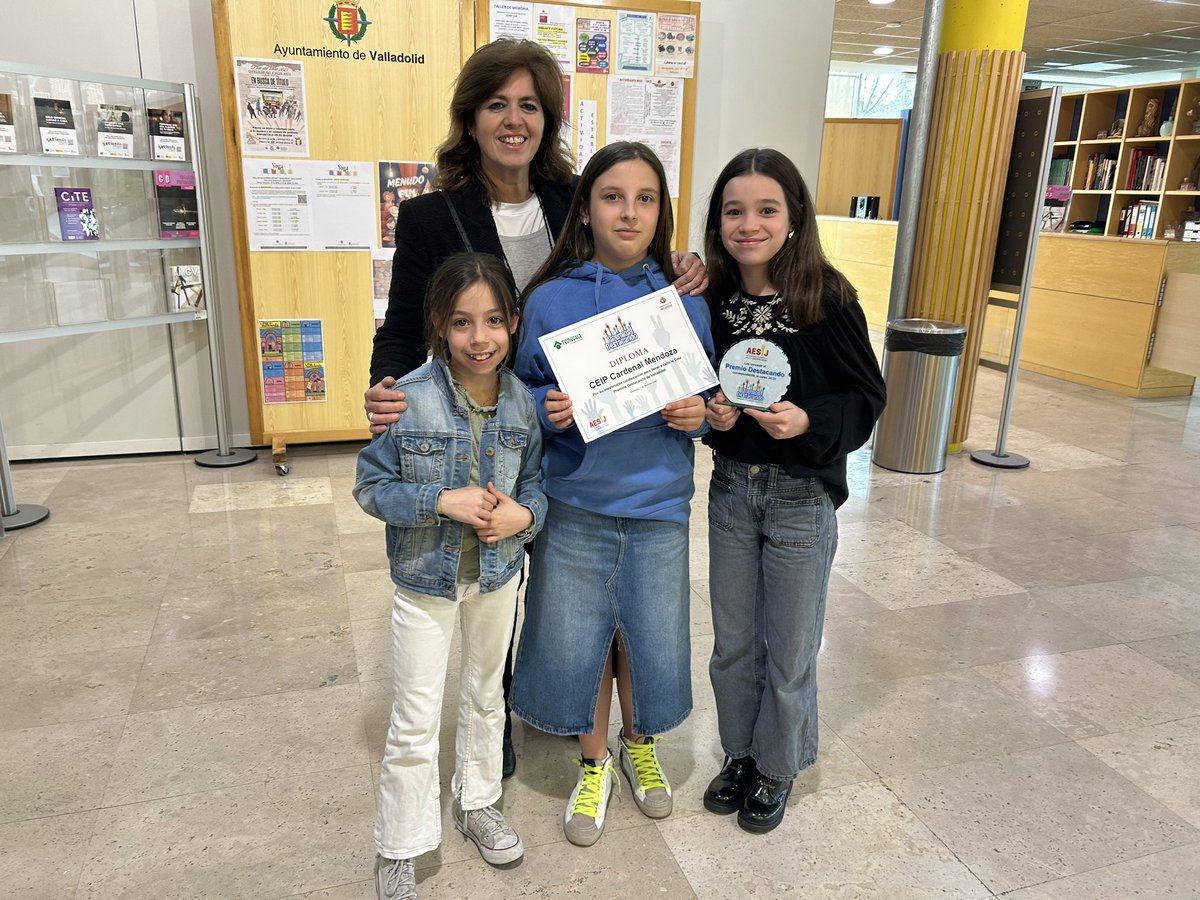 Entrega de premios destacando esta tarde en el CC José María Luelmo donde hemos presentado nuestro proyecto Pasaporte 2030. Un mundo entre maletas🧳🚗