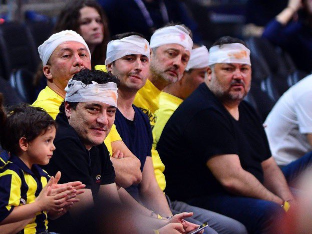 polat_akmn's tweet photo. Şenol Güneş hocamın elini öpüp, Beşiktaş'tan özür dileyip, şunları çarmıha germeden gün yüzü göremeyeceksiniz. https://t.co/JToiWIxxLP