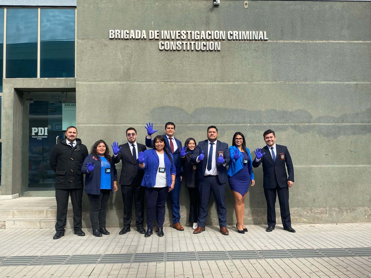 PDI_Maule's tweet photo. En el #DíaInternacionaldelAutismo, personal de las brigadas de @PDI_Maule, se unieron a esta iniciativa, vistiendo alguna prenda de color azul, y a través de esta acción reflexionar sobre el autismo, promoviendo la inclusión y fomentando el respeto hacia quienes lo presentan. https://t.co/i3TMTez9GV