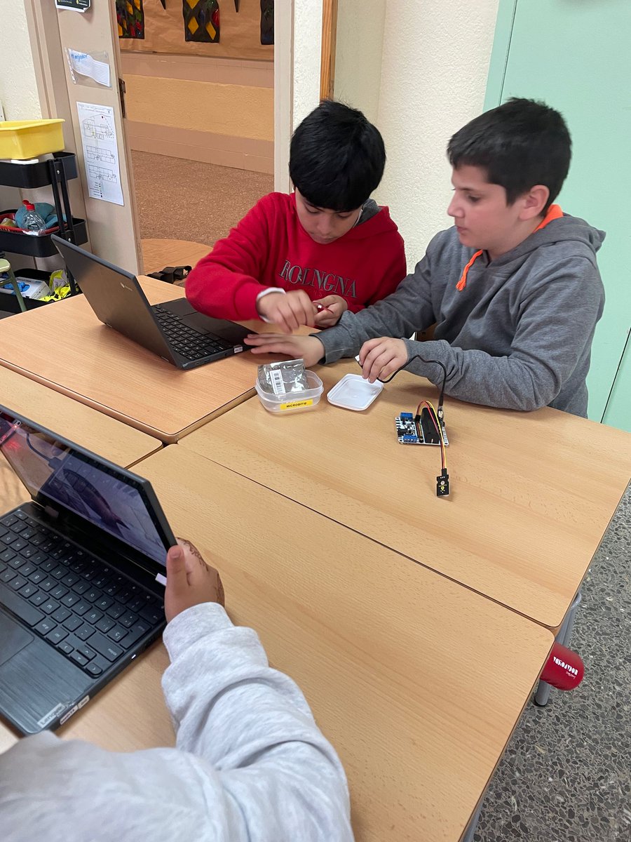 Escola Rocafonda (@escolarocafonda) on Twitter photo Fa unes setmanes que fem diferents proves amb la Micro:bit i la Micro:shield. Avui hem pogut provar diferents sensors i pensar com ho relacionarem amb el nostre projecte de ciutats sostenibles.
<a href="/aliancesmagnet/">Aliances Magnet</a> <a href="/EducacioMataro/">Educació Mataró</a> <a href="/educaciocat/">Educació</a> <a href="/culturadigicat/">Cultura Digital</a> Fa unes setmanes que fem diferents proves amb la Micro:bit i la Micro:shield. Avui hem pogut provar diferents sensors i pensar com ho relacionarem amb el nostre projecte de ciutats sostenibles.
<a href="/aliancesmagnet/">Aliances Magnet</a> <a href="/EducacioMataro/">Educació Mataró</a> <a href="/educaciocat/">Educació</a> <a href="/culturadigicat/">Cultura Digital</a>