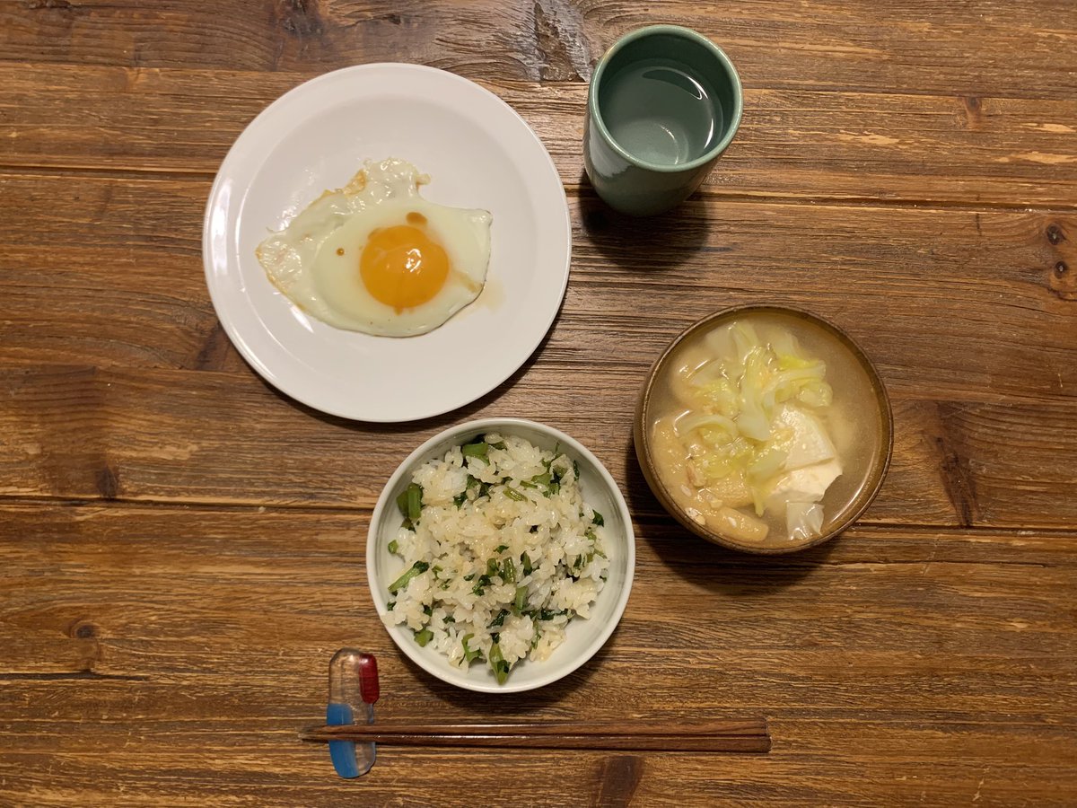 leeeeloux's tweet photo. 朝ごはん
目玉焼き、キャベツと大根と油揚げと豆腐の味噌汁、大根葉の混ぜご飯
#朝ごはん　
#お弁当の残り
#いただきます https://t.co/LNIgtjiVEU