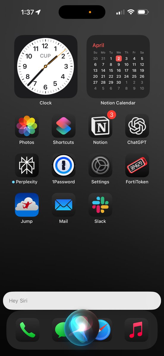 Возвращаемся к истокам в iOS 18.5 beta 1. 
Выпилили новую анимацию Siri и вернули старую.
