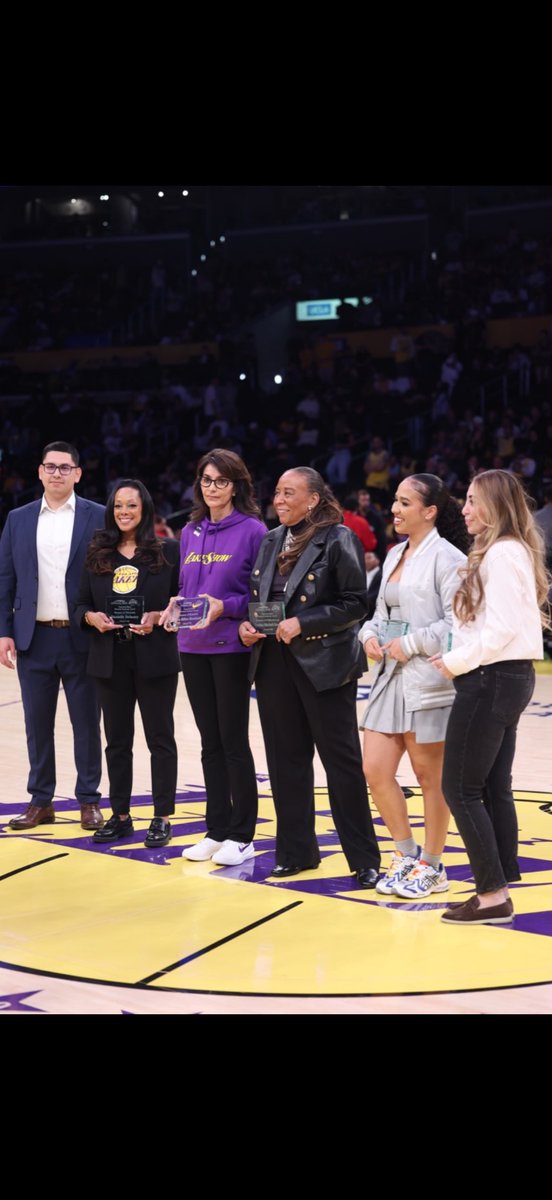 itsdanidelaney's tweet photo. Thank you to @lakers &amp; @comericabank for this prestigious honor and #WomenInBusiness Award! 🏆 #lakers #DDCINC #PlanDWellness&amp;Recovery #traumahealing #therapy https://t.co/flfOcBoCDE