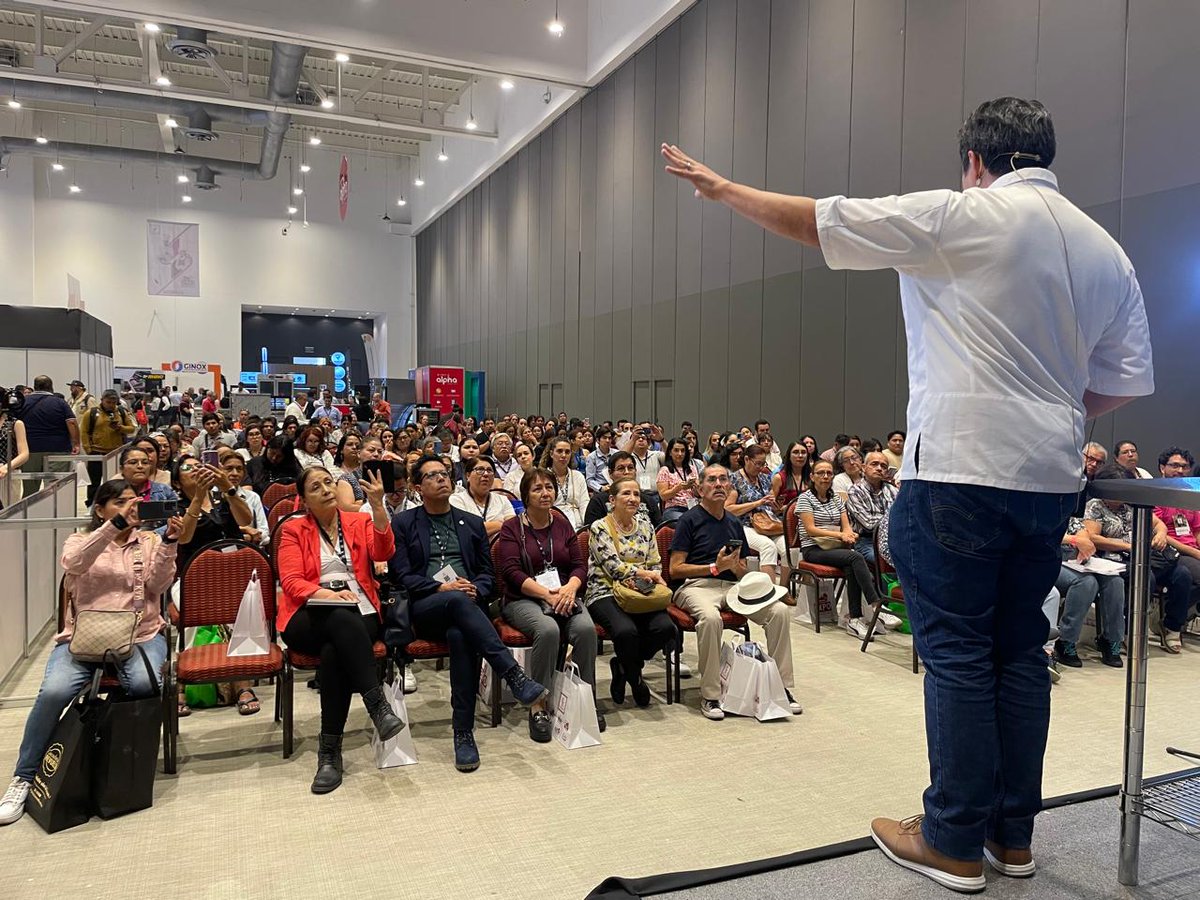 Leș compartimos algunas fotografías de nuestro querido chef <a href="/IrvingQuiroz/">Irving Quiroz</a> platicando sobre cómo emprender en el mundo de la panadería en #ExpoProveedores. ¿Quiénes asistieron? 😉  Cuéntennos su experiencia.