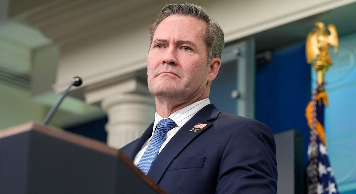 ObsDelphi's tweet photo. 🇺🇸Le scandale de renseignement du Signal Gate s'aggrave.

C'est plus de 20 groupes de conversation sur Signal qui ont été créés par le conseiller à la sécurité nationale Mike Waltz.

Des données confidentielles ont été divuguées sur des sujets sensibles : Ukraine, Gaza, Chine, Europe... Il apparaît également que Waltz et son staff ont échangé des messages professionnels sur des adresses gmail basiques à leur nom.

Étant donné que Witkoff était à Moscou lorsqu'il a été ajouté au groupe Signal sur le Yémen, on peut partir du principe que la Russie connaissait l'existence de ces groupes. Il est alors fort probable qu'elle ait essayé de les infiltrer, et il est possible qu'elle ait réussi à un moment ou à un autre.

C'est possiblement toute la stratégie de la politique étrangère des États-Unis qui a fuité aux mains de la Russie et probablement aussi de la Chine. Cette faille de sécurité est colossale et elle prend sa source dans un mépris total des règles élémentaires de sécurité opérationnelle (SECOPS).

L'incompétence de Mike Waltz est responsable de la plus grande faille de sécurité de l'histoire du renseignement américain.