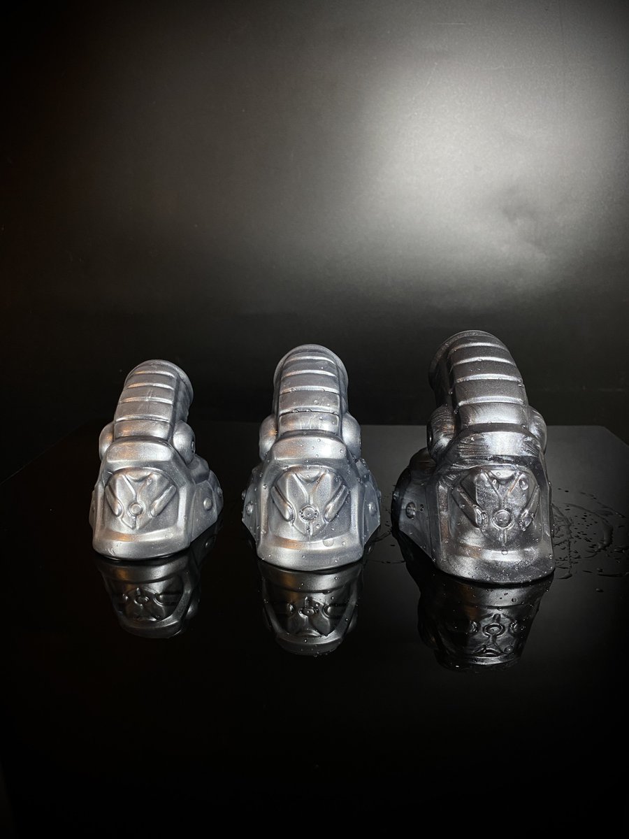 First packers out 🩶 When ordering single coloured pours many of you might wonder what kind of blue you get if you pick blue, and why we don’t show sample colours. This is because we custom mix the spesific shade of the chosen colour you choose based on your wishes ✨