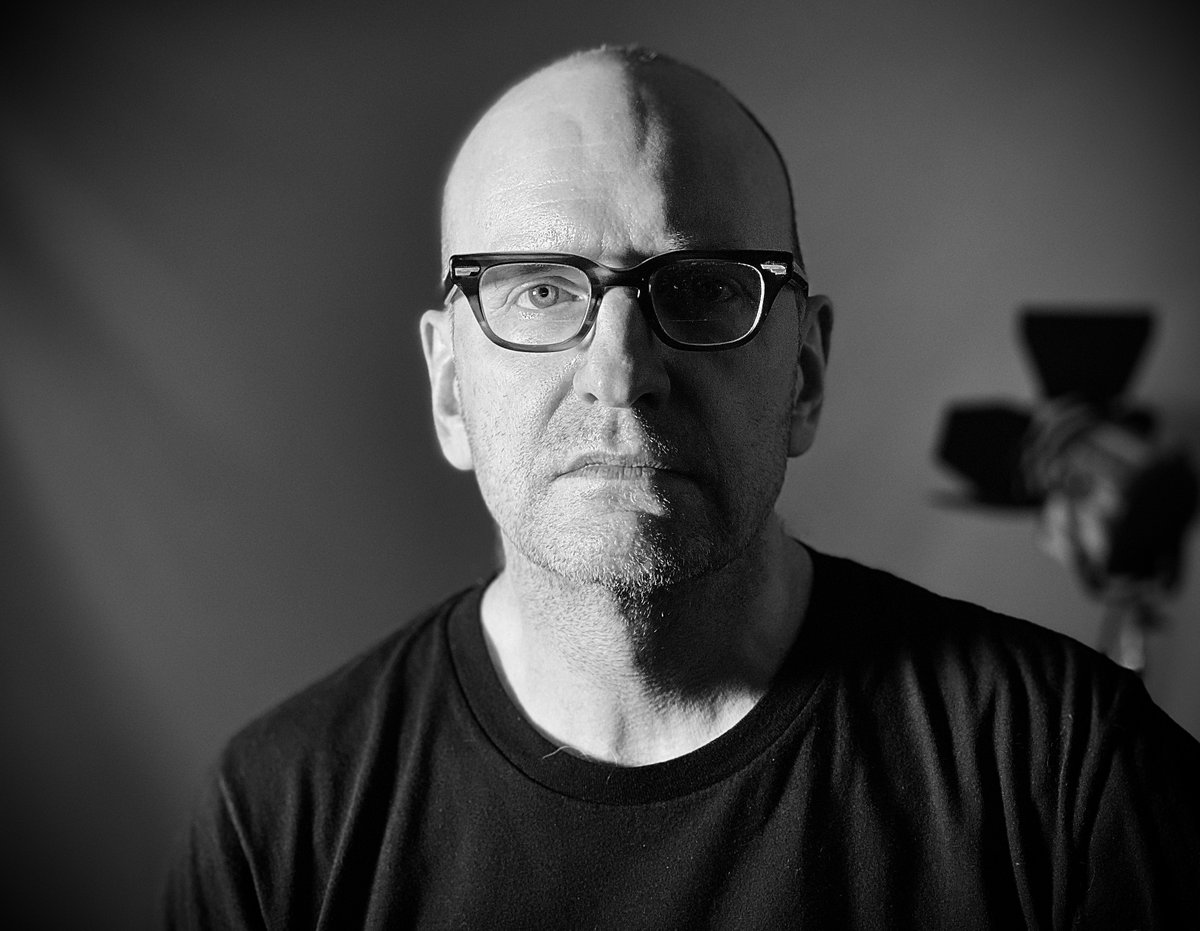 onedecisionpod's tweet image. How do espionage films measure up to real life?

Oscar-winning director #StevenSoderbergh joins One Decision resident spymaster Sir Richard Dearlove to discuss his latest thriller, Black Bag. 

Plus, Soderbergh discusses the possibility of directing a Bond film and talks about a…